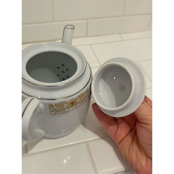 Small Vintage Teapot - Picture 5 of 6